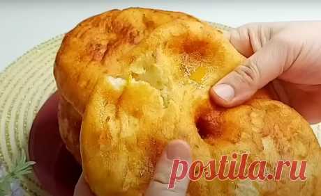 Нежные и вкусные лепешки на сковороде. Лепешки, как пышки: просто чудо Лепёшки — это плоские мучные изделия, которые популярны во многих странах мира. Они могут быть приготовлены из разных видов муки и с разными добавками. Существует тандырная лепёшка — это толстая лепёшка, которая выпекается в тандыре (специальной глиняной печи). Тандырные лепёшки популярны в Средней Азии и на Ближнем Востоке. Еще есть Матнакаш — армянская круглая дрожжевая […]