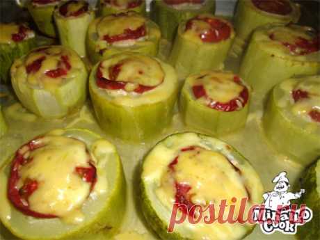 Лакомый кабачок в духовке! Попробуешь и за уши не оттащить! 
ИНГРЕДИЕНТЫ

Кабачок,
Луковица,
Морковь,
Чеснок – 2 зуб.,
Фарш – 200 г.,
Грибы – 200 г.,
Сыр – 100 г.,
Соль, перец, зелень, растительное масло.

Кабачки в духовке – сытно и аппетитно! Вся фаршированн…