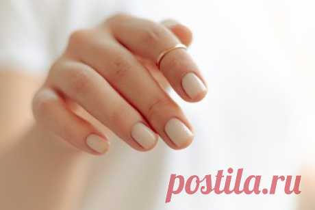 Lip Gloss Nail: популярный тренд в маникюре 2023 года. Lip Gloss Nails, или маникюр с эффектом блеска для губ, стал настоящим хитом. Новый тренд для любительниц естественного маникюра!