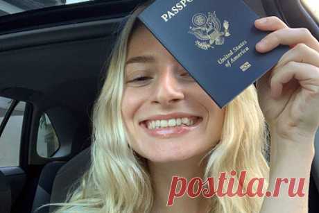 Дочь Агутина и Варум похвасталась паспортом США. Елизавета Варум, дочь певца Леонида Агутина и его супруги Анжелики Варум, похвасталась паспортом США. 22-летняя девушка с широкой улыбкой на лице показала новообретенный документ своим подписчикам в соцсети. «Получила мой американский паспорт. Королевы, поехали в тюрьму!» — пошутила наследница звезд эстрады.