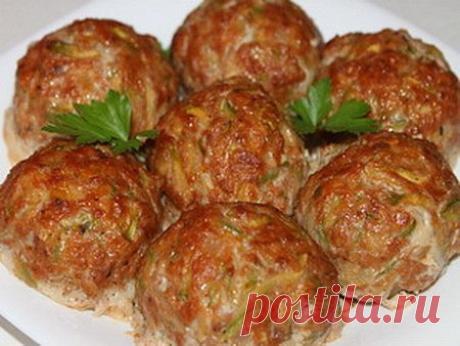 Ай-да вкуснятина!!! Греческие тефтели с кабачками. Попробуй и убедись! Просто потрясающий рецепт ! Возьмите себе на заметку!
Греческие тефтели с кабачками «Кефтедес» средиземноморские тефтели из мясного фарша с овощами, которые подают как в горячем, так и в холодном виде с соусом «Цацики». В оригинале их жарят, но мне больше нравятся в запеченном виде.
Ингредиенты:
600 г мясного фарша
2-3 молодых кабачка
2 яйца
1 луковица
3-4 зубчика чеснока
2 столовые ложки томатной пасты
3 столовые ложки молот