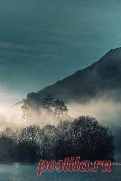 5 истинных законов жизни:

1) Не нужно навязываться людям, и ты поймешь, нуждаются ли они в тебе.
2) Не нужно верить словам — в наше время они ничего не стоят.
3) Цени тех, кто тобой дорожит и не держи тех, кому ты не нужен.
4) Не верь отговоркам — если у человека есть желание, он сделает это при любых обстоятельствах.
5) Не суди людей по себе, они не способны ради тебя сделать то, на что ты готов был ради них.
•••