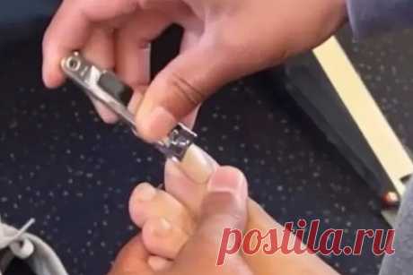 Негигиеничная выходка пассажирки самолета вызвала у попутчицы желание отсесть. Пассажирка самолета поделилась в TikTok видео, как ее попутчица во время полета стрижет ногти на ногах, при этом отрезанные ногти она сбрасывала на пол. Путешественница показала жестами, имитирующими рвотный рефлекс, что негигиеничная выходка соседки вызвала у нее максимальное отвращение и желание пересесть.