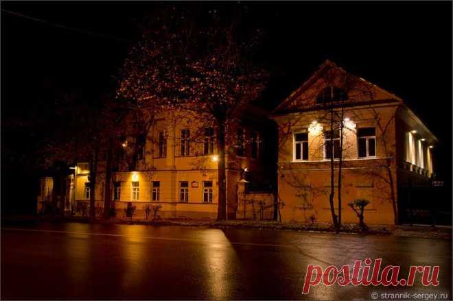 Утром на прогулку по Угличу мы встанем не слишком рано, в 6 часов.

Но осенью в это время еще очень темно. Ночью прошел дождь, и свет от старинных домов отражается на проезжей части улиц.
