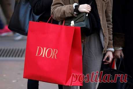 Пытавшуюся продать в России поддельную сумку Dior пенсионерку оправдали в суде. Пенсионерку, которая пыталась продать поддельную сумку с логотипом Dior за 4600 рублей в магазине города Биробиджан Еврейской автономной области, оправдали. Верховный суд России отменил решение о взыскании штрафа почти в 150 тысяч рублей и направил дело на новое рассмотрение.