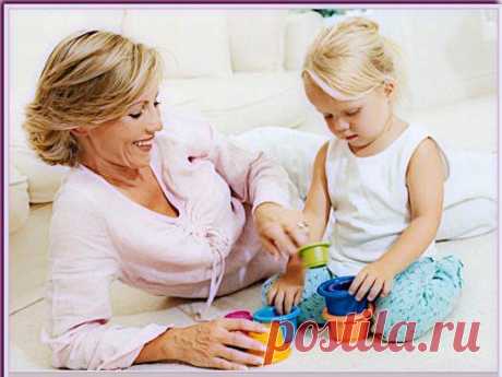 Оставайтесь в душе хоть на каплю детьми.
Пусть препятствием годы не служат.
Вспоминайте с теплом те волшебные дни,
Когда морем казались все лужи.
Когда каждый, немного себе Гулливер,
Целый флот возводил из бумаги.
Когда рыцарь сражался с драконом за мир
В королевстве дворовой собаки.
Когда все было просто, и сотни потех,
Когда друг всегда жил по соседству.
Когда горы конфет и до коликов смех
Означали счастливое детство.
Берегите в себе эти искры добра.