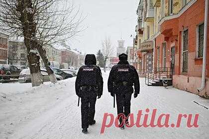В Петербурге родители заперли ребенка в подвале на шесть часов. В Санкт-Петербурге родители на шесть часов заперли четырехлетнего мальчика в подвальном помещении подсобки магазина. Об этом сообщили в региональном управлении МВД. Сам инцидент произошел 1 февраля. Жители дома 35 по проспекту Тореза сообщили в полицию, что слышали из подвала плач ребенка.