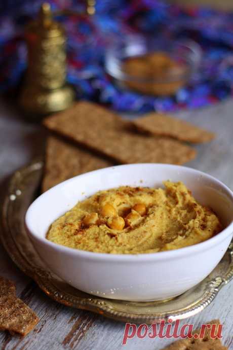 ХУМУС ИЗ ПЕЧЕНОЙ ТЫКВОЙ Ответственно заявляю, что это самый вкусный хумус из всех, что мне доводилось есть, и я с огромным удовольствием отправляю этот рецепт на Кулинарный конкурс &quot;В гостях у сказки&quot; За рецепт спасибо Гордону Рамзи) ПОНАДОБИТСЯ: - 1 ореховая тыква ок. 850 г - 2 зубчика чеснока - 3 см свежего корня имбиря…