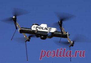 Полиции американского штата Северная Дакота в США дали право для задержания правонарушителей устанавливать на дроны электрошокеры, газовые распылители и даже травматическое оружие.