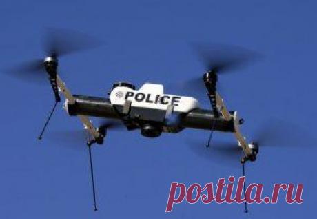 Полиции американского штата Северная Дакота в США дали право для задержания правонарушителей устанавливать на дроны электрошокеры, газовые распылители и даже травматическое оружие.
