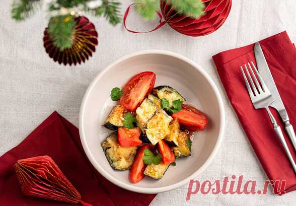 Салат из хрустящих баклажанов с томатами, рецепт | ЩИ журнал ВкусВилла