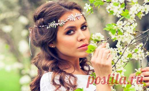 Красивые стихи о женщине
Да, женщина похожа на вино,
А где вино,
Там важно для мужчины
Знать чувство меры.
Не ищи причины
В вине, коль пьян —
Виновно не оно.
Да, в женщине, как в книге, мудрость есть.
Понять способен смысл её великий
Лишь грамотный.
И не сердись на книгу,
Коль, неуч, не сумел её прочесть.
Омар Хайям