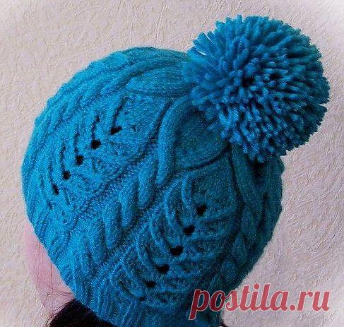 Синяя шапочка спицами.