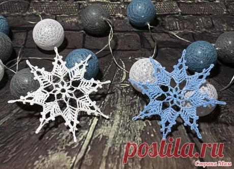 Новая красивая снежинка Не знаю как остановиться, столько схем красивых снежинок! Вот нашла еще одну, хотя с первого взгляда она сложная. Т.к. не понятно куда крепить столбики в лучах снежинки.