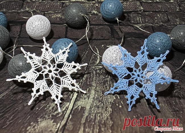 Новая красивая снежинка Не знаю как остановиться, столько схем красивых снежинок! Вот нашла еще одну, хотя с первого взгляда она сложная. Т.к. не понятно куда крепить столбики в лучах снежинки.