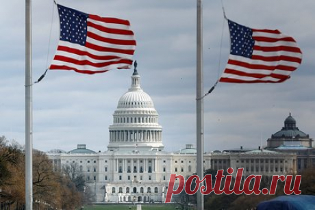 Большинство американцев заявили об ожидающих США экономических трудностях. Результаты опроса, проведенного социологической службой Института Гэллапа, говорят о том, что большинство американцев дают мрачные прогнозы на 2023 год. 60 процентов граждан уверены в дальнейшем росте цен и в падениях на фондовом рынке. Около половины опрошенных ожидают увеличения количества безработных.