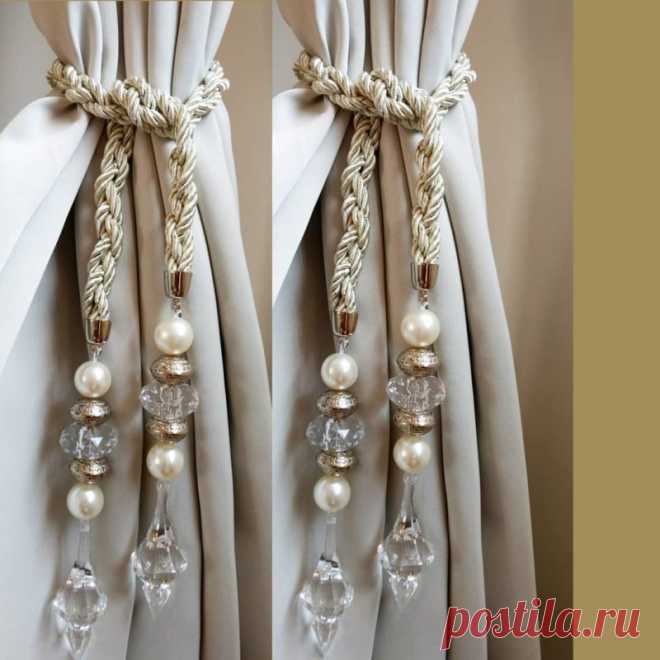 Практичные идеи подхватов для штор Подхваты для штор не только функциональны — они также служат прекрасным украшением интерьера. Эта маленькая деталь способна восхитительно преобразить внешний вид любой комнаты. Шторы в собранном виде выглядят несколько иначе, а с интересным подхватом выглядят ещё лучше!