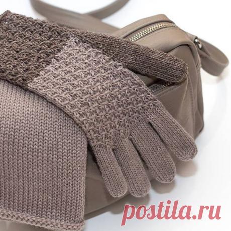 Пока без ВТО, но я это сделала☺ Моя первая перчатка Мегаполис Наталии @masalykina_n Вяжется эта красота на одном дыхании. Как гармонично здесь смотрится этот узор! Сейчас в процессе вторая перчатка, и тогда уже можно будет вовсю красоваться ими на улице.
Немного технических моментов:
сначала связала со смещением в три петли, вывязывая анатомический палец. Но здесь есть один "подвох": это дорожка из 3 лиц., которая наносит визуальную дисгармонию в основном рисунке. Перевяза...