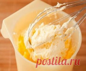 КРЕМЫ ДЛЯ ТОРТОВ: ТОП-7 ЛУЧШИХ РЕЦЕПТОВ 
Получается очень-очень вкусно 
1.Классический заварной крем
ИНГРЕДИЕНТЫ:
● 500мл. молока
● 200гр. сахара
● 1ч. ложка ванилина
● 50гр. муки
● 4 яичных желтка
ПРИГОТОВЛЕНИЕ:
Яичные желтки мы растираем с сахаром, ванилином и мукой до однородной массы. Доводим наше молоко до кипения. Вливаем горячее молоко в яичную массу, перемешиваем.Полученную массу ставим на огонь и варим до загустения. Готово!
2.Крем масляный универсальный
ИНГРЕДИЕНТЫ:
● Упаковка сли