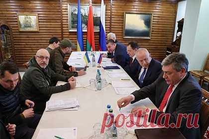 Самолет с российской делегацией приземлился в аэропорту Бреста. В аэропорту Бреста приземлился самолет с членами российской делегации, прибывшей для очередного раунда переговоров с Украиной. Борт вылетел из Москвы в 11:22 мск. В ближайшее время переговорщики выедут на автомобилях к месту встречи с представителями украинской стороны в Брестской области.