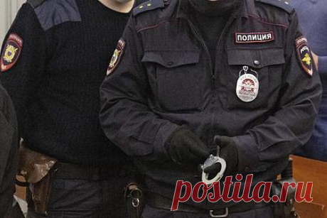 Натравившего собаку на двоих полицейских россиянина отправили в колонию. В Башкирии семейную пару осудили за применение насилия в отношении полицейских. Во время беседы со стражами порядка мужчина натравил на них ротвейлера, пес укусил эксперта-криминалиста за руку. В это время его сожительница несколько раз ударила участкового по голове и другим частям тела.
