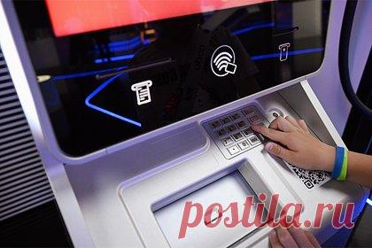 Мошенники начали блокировать банковские карты россиян