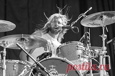Умер барабанщик Foo Fighters Тэйлор Хокинс. Барабанщик американской группы Foo Fighters Тэйлор Хокинс умер в возрасте 50 лет. участники группы. «Наши сердца с его женой, детьми и семьей», — поделились участники группы. Они также попросили с уважением отнестись к семье Хокинса и не беспокоить их. Причина смерти музыканта не сообщается.