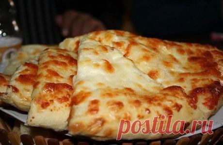 ХАЧАПУРИ - ТОТ САМЫЙ РЕЦЕПТ!

Тот самый рецепт, который точно получится вкусным и красивым.

- Сыр твердый (тертый) — 200 г
- Укроп (зелень ) — 100 г
- Яйцо куриное — 2 шт
- Сметана — 200 г
- Мука пшеничная — 2 ст. л.
- Масло растительное — 2 ст. л.

Выкладываем все продукты сразу: натертый сыр, два яйца, сметану, нашинкованую зелень укропа и две столовые ложки с большой горкой муки. 

Смешиваем ложкой до однородной массы, без фанатизма. Не нужно ничего взбивать.
В этом и ...