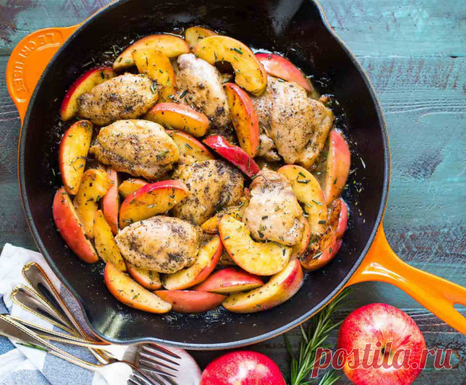 запеченная курица в яблочном маринаде.