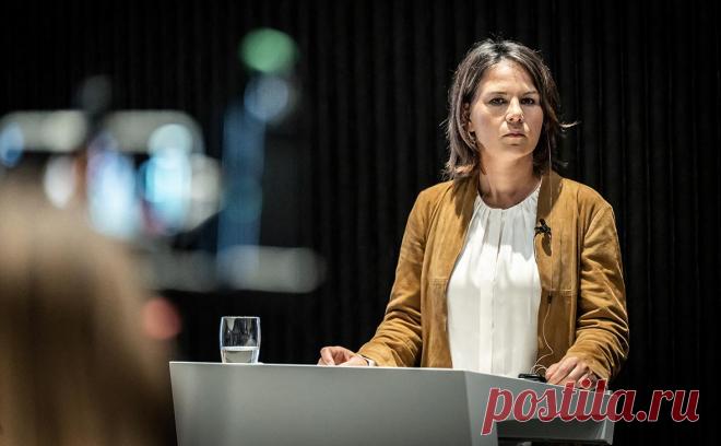 Потомки Бисмарка обвинили главу МИД ФРГ в «искажении истории». Анналена Бербок решила переименовать «комнату Бисмарка» в здании МИД в «зал германского единства», что возмутило потомков первого канцлера Германской империи