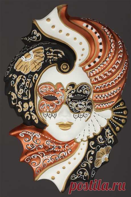 Venetian Mask Clorinda Clorinda authentic venetian mask in papier mache. Handcrafted according to the original Venice carnival tradition. Manifactured in Venice by the famous venetian masters. Each item is provided with certificate of authenticity.