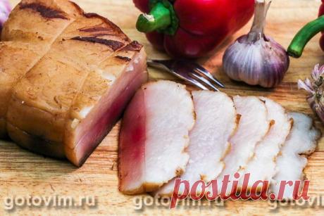 Как закоптить сало в домашней коптильне. Рецепт с фото Рецепт домашнего копченого сала прост до безобразия. За вас все сделает коптильня. От вас потребуется только просолить кусок сала (я выбрала простой сухой способ засолки) и придерживаться нужного температурного режима в коптильне. Температура не должна быть выше 80С, иначе сало оплывет, заметно уменьшиться в размере и будет просто невкусным. При 80-70С кусок сала потерял в весе около 30г, и по консистенции сало осталос...