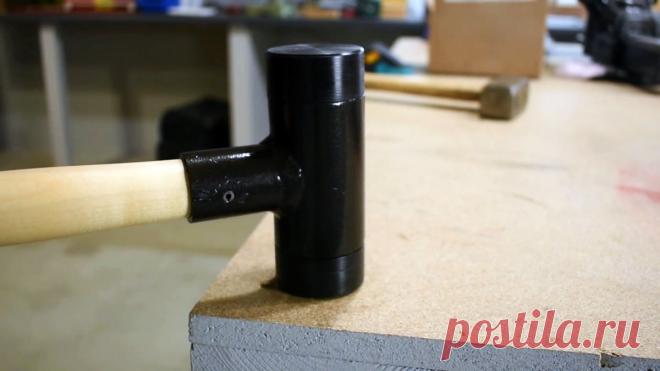 Как сделать безынерционный молоток Для рихтовки вмятин на кузове автомобиля и сборки мебели используется безынерционный молоток, не дающий отскока после удара. Такие молотки еще называют космическими (или безреактивными), так как их применяют космонавты для ремонта. Это простой, но почему-то недешевый инструмент, поэтому в целях