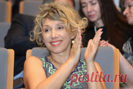 Артистка Елена Воробей опровергла слухи об отъезде из России. Юмористка рассказала, что купила квартиру, в которую планирует переехать ее дочь.