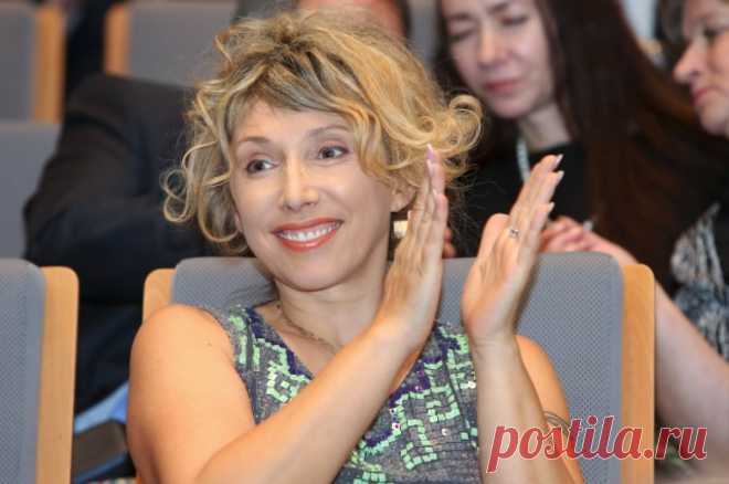 Артистка Елена Воробей опровергла слухи об отъезде из России. Юмористка рассказала, что купила квартиру, в которую планирует переехать ее дочь.