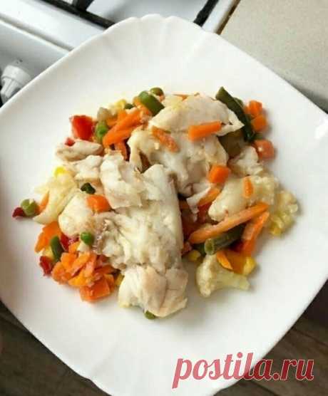 Минтай с овощами в мультиварке. Очень вкусно!!
⠀
Калорийность на 100 грамм - 78 ккал :
Белки - 10.4 г
Жиры - 1 г
Углеводы - 7.2 г
⠀
Ингредиенты:
⠀
Филе минтая - 250 г
Замороженные овощи (любые) - 200 г
Оливковое масло - 1 ч.л.
Соль
⠀
Приготовление:
⠀
1) Разморозить овощи.
2) Форму смазать оливковым маслом.
3) Положить овощи и минтай в форму.
4) Поставить форму в мультиварку и включить "выпечка" на 20 минут.
5) После этого включить режим "тушение" ещё на 20 минут.
Приятного...