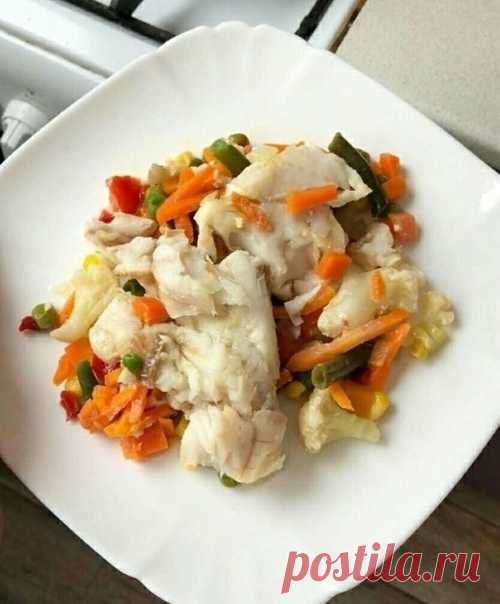 Минтай с овощами в мультиварке. Очень вкусно!!
⠀
Калорийность на 100 грамм - 78 ккал :
Белки - 10.4 г
Жиры - 1 г
Углеводы - 7.2 г
⠀
Ингредиенты:
⠀
Филе минтая - 250 г
Замороженные овощи (любые) - 200 г
Оливковое масло - 1 ч.л.
Соль
⠀
Приготовление:
⠀
1) Разморозить овощи.
2) Форму смазать оливковым маслом.
3) Положить овощи и минтай в форму.
4) Поставить форму в мультиварку и включить 
