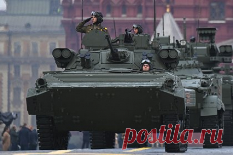 Российские военные применили в зоне СВО модернизированные боевые машины пехоты. Российский военный рассказал, что военнослужащие Западного военного округа применяют на сватовском направлении в Луганской народной республике модернизированные боевые машины пехоты с боевым модулем «Бережок». За разнообразие вооружения и огневую мощь эти БМП часто сравнивают с «Терминаторами».