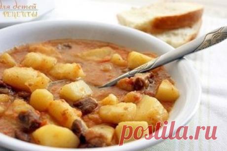 Картошечка, тушенная с мясом (как в д/садике).

Вам потребуется:

Говядина - 400-600 гр
Чищеный картофель - 1 кг ( к-во не принципиально). Лучше брать тот сорт картофеля, который имеет свойство развариваться, т.е рассыпчатый)
1 луковица
1 морковка
1 ч. л муки
1 спелая помидорина или 1 ч. л том. пасты ( можно без того и другого)

Как готовить:

1. Порезать лук и кубиками морковку. Слегка спассировать на растительном масле сразу в кастрюле. ( для маленьких детей не пассирова...