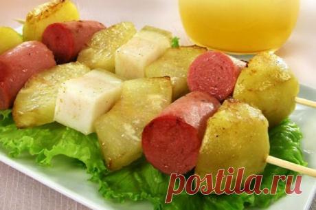 СОСИСКИ С АНАНАСАМИ - НА ШПАЖКАХ !!! **На скорую руку - для экстренных случаев. *Сосиски 10шт -кусочки 1.5см. Конс/ананас кольца -кубик, дать стечь, соль, перец. Отв/картофель -кусочки. *На шпажки, сбрызнув соевым соусом. *В сковороде обжарить.