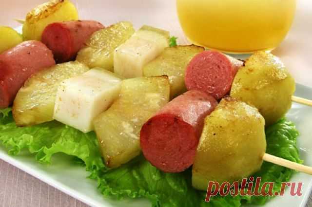 СОСИСКИ С АНАНАСАМИ - НА ШПАЖКАХ !!!  **На скорую руку - для экстренных случаев. *Сосиски 10шт -кусочки 1.5см. Конс/ананас кольца -кубик, дать стечь, соль, перец. Отв/картофель -кусочки. *На  шпажки, сбрызнув соевым соусом. *В сковороде обжарить.