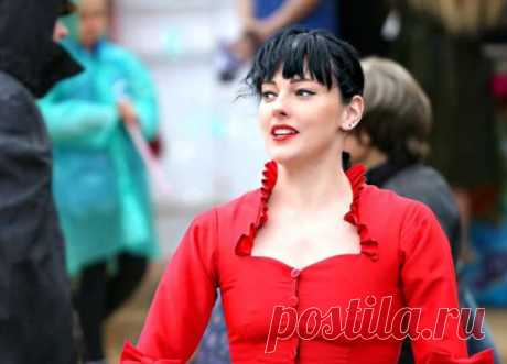 «Для кого одеваются российские женщины». Текст о том, почему нам так нужны длинные ногти и прозрачные блузки | Офигенная