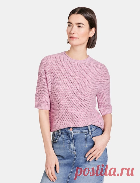 Запись на стене Джемпер с коротким рукавом из новой коллекции Gerry Weber, схемаСвязан фактурным узором (он же на рукавах розового джемпера). Схема составлена для лицевых и изнаночных рядов в двух вариантах. Раппорт этого узора очень маленький – всего две петли и восемь рядов. Накиды при снятии петель нужно делать свободными.