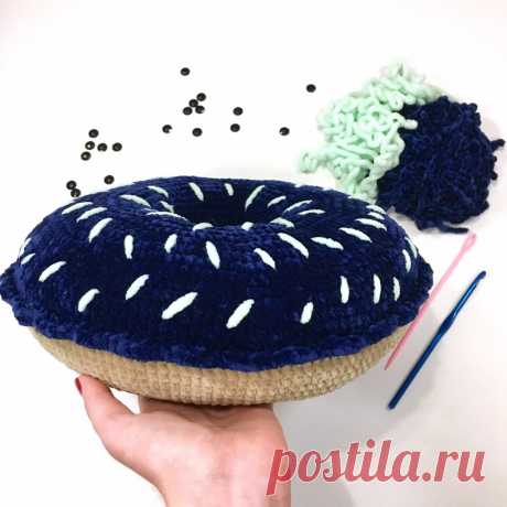 PDF Пончик крючком. FREE crochet pattern; Аmigurumi toy patterns. Амигуруми схемы и описания на русском. Вязаные игрушки и поделки своими руками #amimore - декоративная подушка в виде пончика из плюшевой пряжи, плюшевый пончик, вязаные сладости.