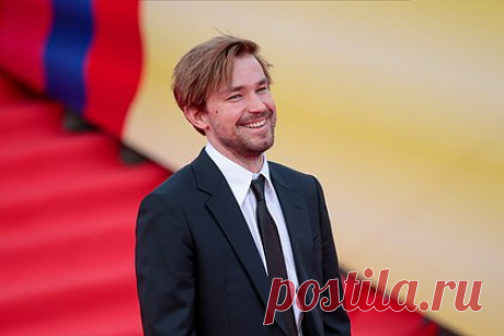 Раскрыт размер гонорара актера Александра Петрова. Раскрыт размер гонорара актера Александра Петрова. Отмечается, что артист получает от 500 до 700 тысяч рублей за один съемочный день. Помимо работы в кино, Петров также участвует в театральных постановках, получая за выход до 100 тысяч рублей. Еще одним источником заработка артиста является реклама.