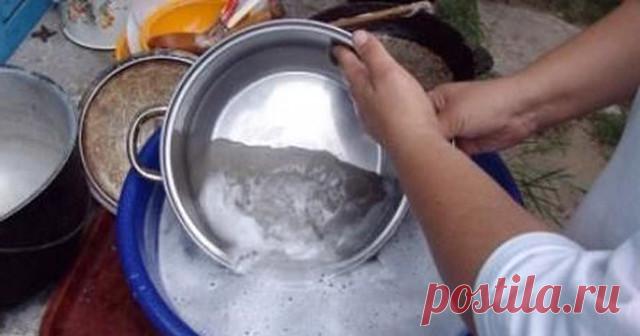 Чистим сковородки до блеска 
Чистим сковородки до блеска!
Еще один отличный способ очистить противни или сковородки от нагара.
Это очень простой способ, он не требует усилий и специальной подготовки. А посуда будет сверкать, как…