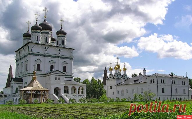 Фото: Успенский собор (1682-96 гг.) и Трапезная (1504 г.). путешественник, фотограф-любитель Сергей К.. Путешествия - Фото и фотограф на Расфокусе.