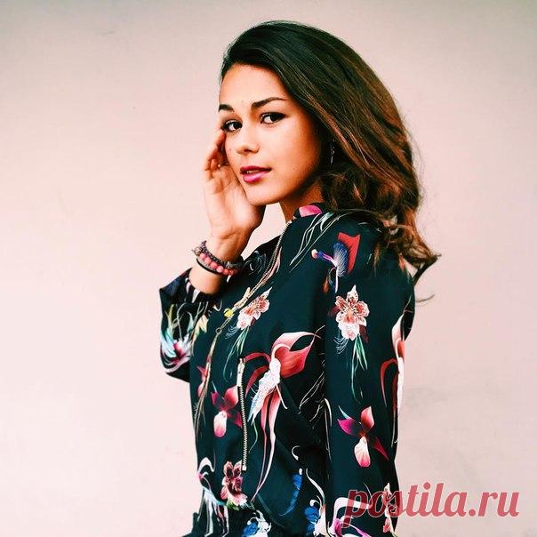 Актриса Анфиса Черных в бомбере с цветочным принтом из осенней коллекции H&M. #hmrussia #hm