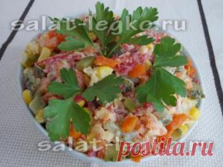 Салат с консервированной кукурузой и сервелатом