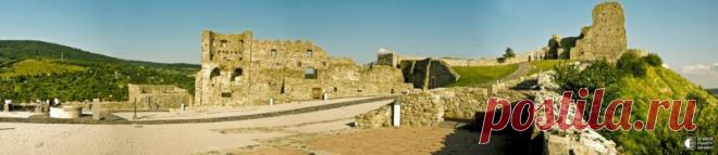 Замок Девин - символ Словакии Развалины замка в Девин в Братиславе, один из народных символов Словакии. По имени Девина названы Девинские ворота — речные ворота, где Дунай пробил русло между Малыми Карпатами.В 8 км к западу от центра Братиславы, там где в Дунай впадает Морава, на отвесной известковой скале высотой 212...